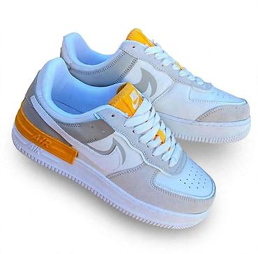 adidas different: Nike Air Force 1 Low patike – bela/siva sa žutim detaljima - Model — 1