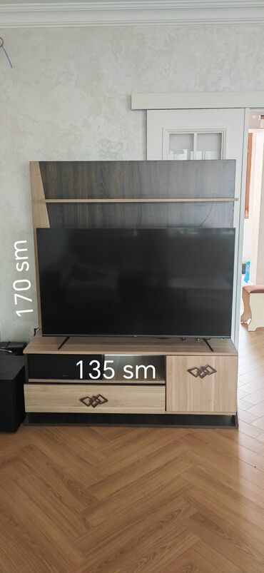 Ev və bağ: İşlənmiş, Düz TV altlığı, Polkalı, Laminat