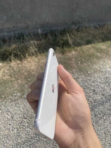 Apple iPhone: IPhone SE 2020, Б/у, 64 ГБ, Белый, Чехол, 76 % — 6