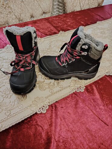 женские ботинки с мехом: Quechua brendinin qış/turizm üçün izolyasiyalı botları. - Model