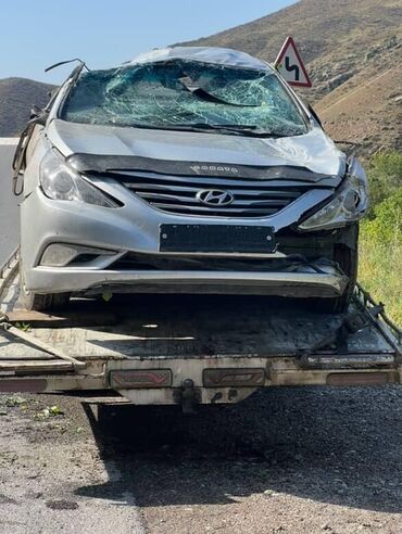 купить аварийный мотоцикл: Автомобиль Hyundai Sonata серебристого цвета, модель YF. Седан имеет
