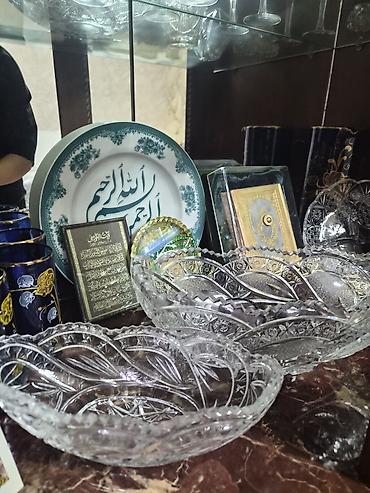 Kəpək naxışlı şüşə vitrində toplanmış dekorativ qab-qacaq və kristal at lalafo.az — 5 Kəpək naxışlı şüşə vitrində toplanmış dekorativ qab-qacaq və kristal — 5