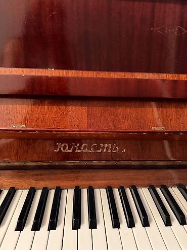 Upright pianino – Юность ) modeli - Korpus: parlaq tünd qəhvəyi taxta