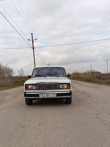 vaz 2115 ehtiyat hisseleri: VAZ 2107 sedan – klassik ağ rəngdə, 4 qapılı, arxa ötürücülü. Xarici — 3