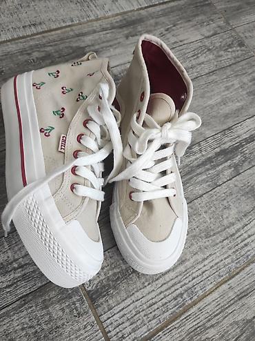 converse patike akcija: Visoke platnene patike sa trešnjama – bež/krema baza sa belim đonom i — 1