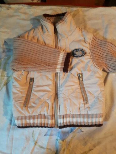 Верхняя одежда: Курточка осенне-весенняя до 2х лет 250сом в хорошем состоянии