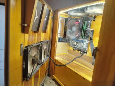 Masaüstü kompüterlər və iş stansiyaları: MSİ H81M-P33 ------ 70 azn İ7 4790 ----- 90 azn 16Gb Ram Kingston — 4