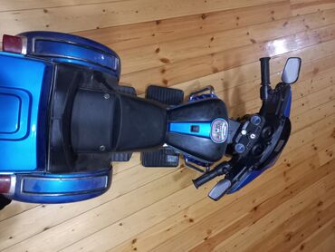Uşaqlar üçün nəzərdə tutulmuş elektrikli motosiklet. Bu motosiklet