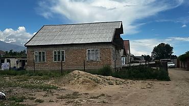 2 8: Кирпичный дом с деревянным балконом на втором этаже, построенный в — 2