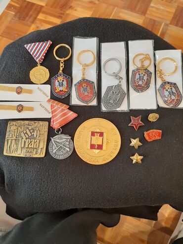 Badges, Orders & Medals: Privesci i snale