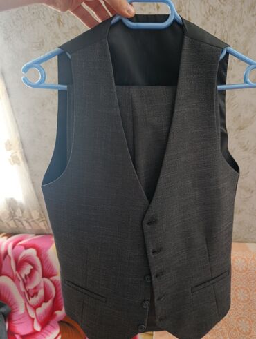 Kostyumlar: Boz rəngdə klassik kişi kostyum dəsti. Tərkib:Kastuyum yeni alinib — 4