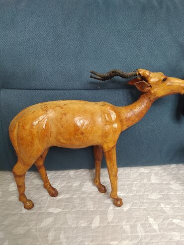 фарфоровая статуэтка: Продаю сувениры животных из натуральной кожи,ручная работа,в отличном