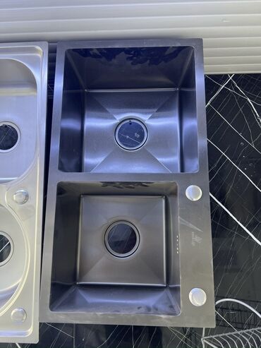 кухонный шкаф с мойкой: Кухонная мойка из нержавеющей стали с двумя чашами. Особенности: -