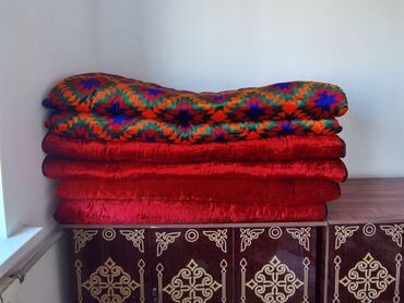 двухъярусные детские кровати: Традиционные напольные матрасы-корпешки (тюфячки) в комплекте. -