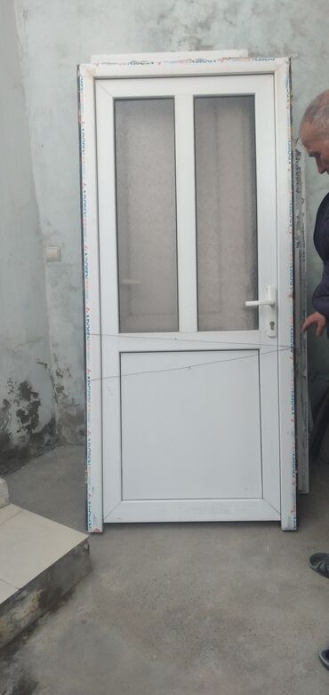 Otaq qapıları: Ağ rəngdə, şüşəli hissələri olan plastik qapı. Ev və ya ofis üçün
