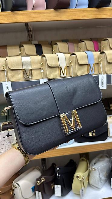 Torbe: Ženska torba MONA – elegantna crossbody/ramena torba sa zlatnim “M” — 16