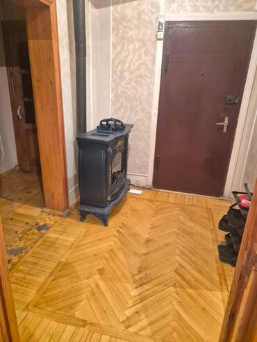 аренда квартиры в баку на месяц: Ev Yeni Gəncə qəsəbəsində natarusun yaxınlığındakı binada yerləşir