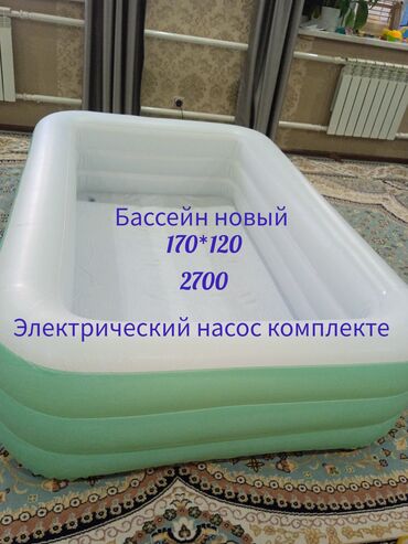 круглый надувной бассейн: Прямоугольный надувной бассейн белого и светло-зеленого цвета. В