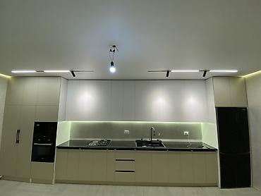 silver kitchen: Кухонный гарнитур и шкаф-купе на заказ - Современная линейная кухня — 1