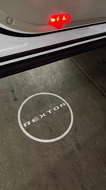 Другие детали кузова: Внедорожник (белый кузов, белый элементы) Ключевые особенности: - — 19