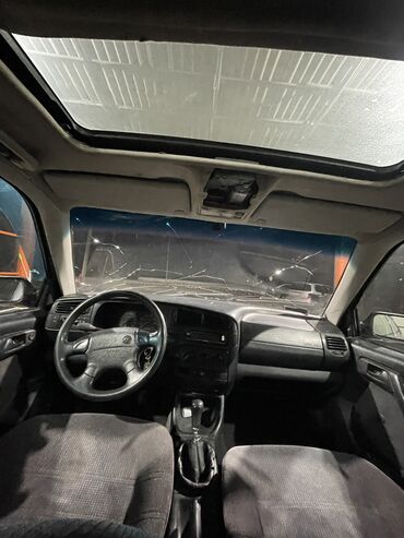 Volkswagen: Volkswagen Vento: 1994 г., 2 л, Механика, Бензин, Седан — 6