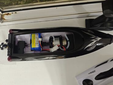 Digər idman və istirahət malları: Pultla işləyən gəmi 35km/saat sürətlə hərəkət edir. Tərs çevrildikde — 6