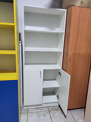 kitab skaflari: Ağ rəngli kitablıq/şkaf - Dizayn: Üst hissədə 3 açıq rəf, alt hissədə — 3