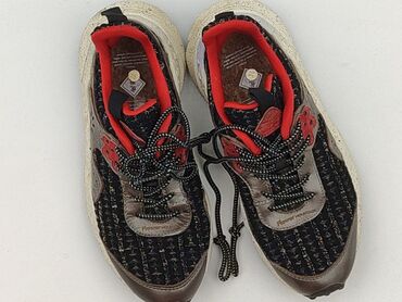 Czarne sneakersy unisex, idealne do codziennego użytku. Charakteryzują