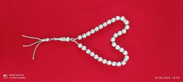 Namaz və zikr üçün nəzərdə tutulmuş gümüş təsbeh. Hər bir muncuq