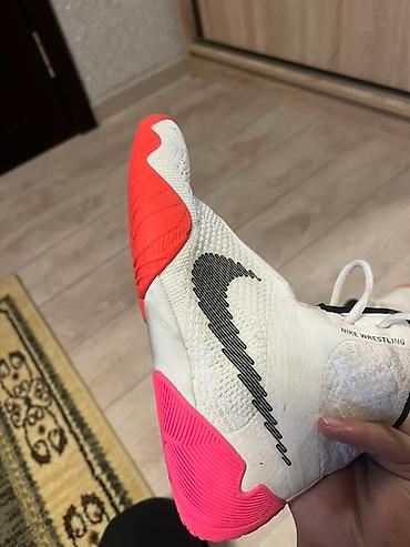 Кроссовки и спортивная обувь: Борцовки Nike белого цвета с контрастными деталями. Обувь имеет — 9