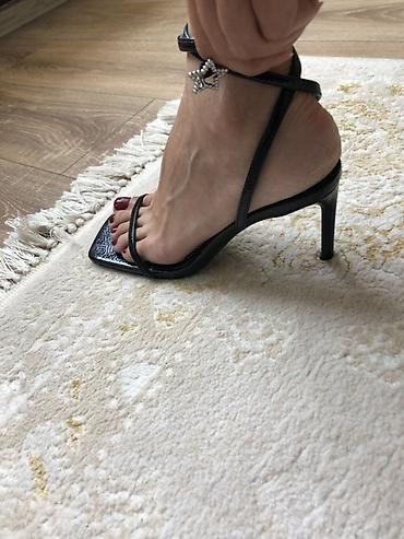 Босоножки, сандалии, шлепанцы: Bershka qadın sandaleti - Rəng: qara, laklı effekt - Model: nazik — 3