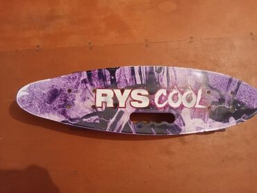 penny board skeytləri: RYS COOL markalı, bənövşəyi rəngli, üzərində maraqlı dizayn olan
