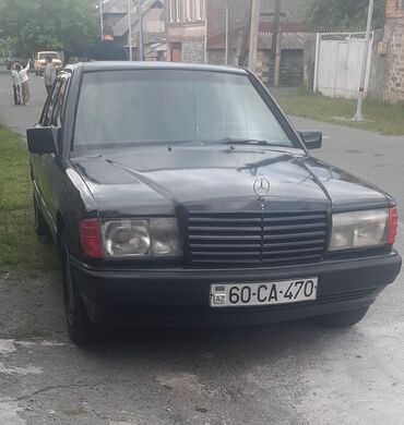 Mercedes-Benz: Qara rəngli, klassik görünüşlü Mercedes-Benz avtomobili. Avtomobilin