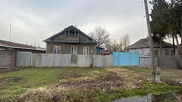 Продажа коттеджей и домов: Чон багы менен үй сатылат 25 сотых.Дареги: Кара Балта, Федоровка — 9