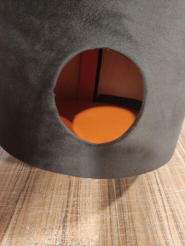 Yuvalar: Yuvarlaq dizaynlı, üzərində dəstəyi olan portativ pişik/kiçik heyvan — 12