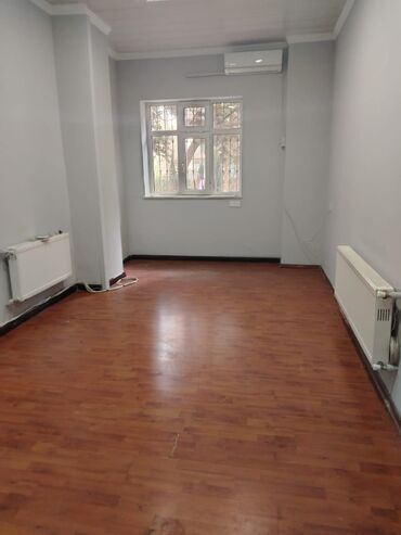 Ofislər: Kirayə verilən ofis sahəsi Bakıda yerləşir. Üç otaqdan ibarət olan bu
