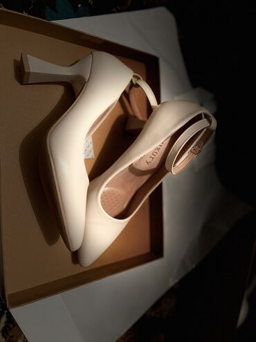 продам туфли женские: Туфли 35, цвет - Бежевый