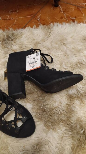 Γυναικεία είδη Υπόδησης: Παπούτσια.
Καινούργια, αφόρετα.
Πολύ άνετα, μέγεθος 38 — 1