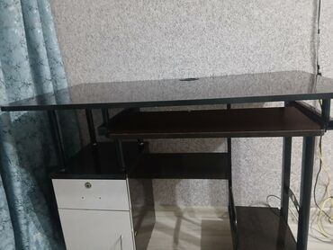 Bayraqlar: Düz masa, Polkalı, Siyirməli, Metal