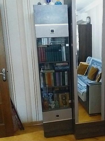 kitab skafi: Şüşə vitrinli kitab şkafı - Dizayn: şaquli, dar ölçülü modul; ön — 1