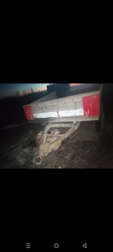 Traktorlar: Mavi rəngli MTZ tipli traktor, kabinalı. Ön hissədə baca/egzoz və — 4