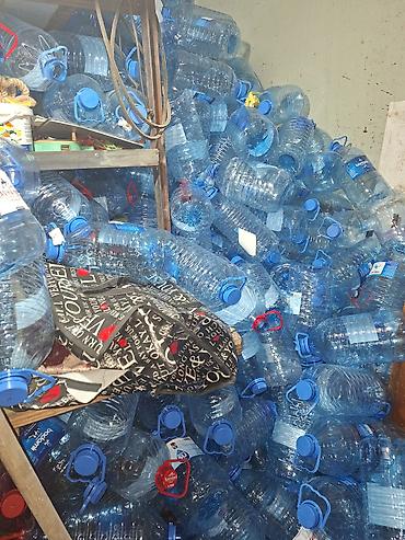 Qab-qacaq və mətbəx ləvazimatları: Toplu plastik bidonlar (5–10 litr həcmli) satılır. 5 litrlik 20 qəpik — 7