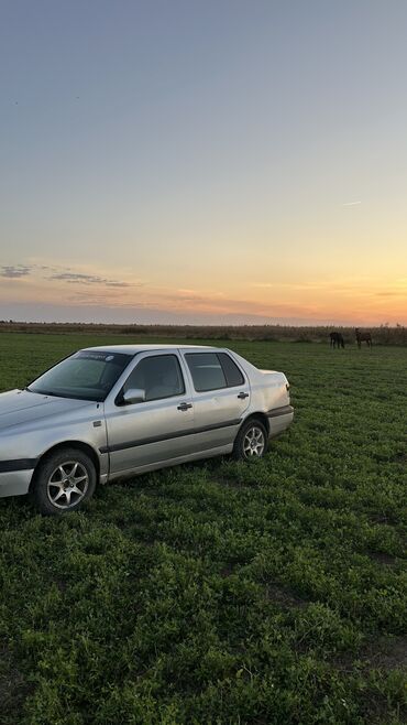 Volkswagen: Volkswagen Vento: 1993 г., 1.8 л, Механика, Бензин, Седан