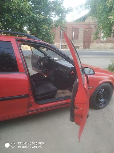 opel 1 3: Opel Astra Vectra (ünvan nömrəsi görünür), qırmızı rəngli universal — 9