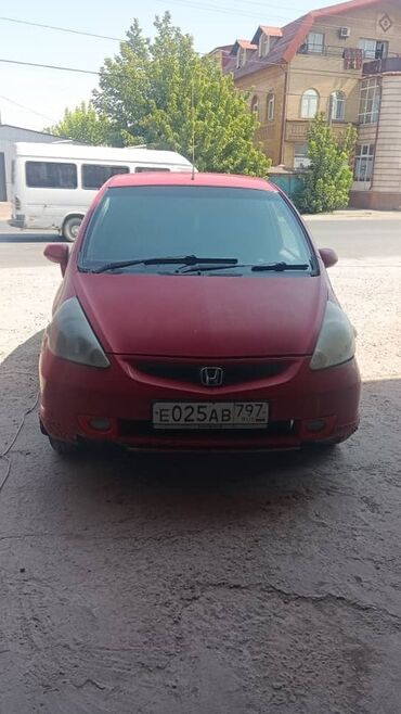 мини электромобиль: Хэтчбек Honda Fit красного цвета с компактным дизайном и вместительным