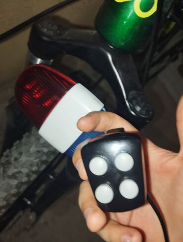Velosiped aksesuarları: Velosiped üçün hem polis işığı hemde siqnal 1 ay islenib problemi