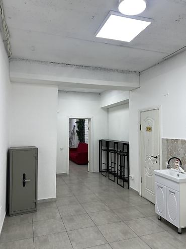 Коммерциялык мүлк: Кеңселерди сатуу 70 м², Ремонту бар, Көп кабаттуу имарат, 1 кабат — 5