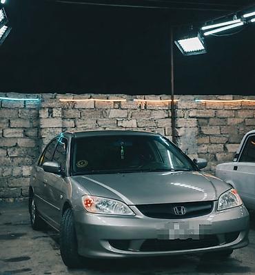 civic: Honda Civic – sedan, gümüşü rəng. - Korpus: 4 qapı, aerodinamik ön — 2