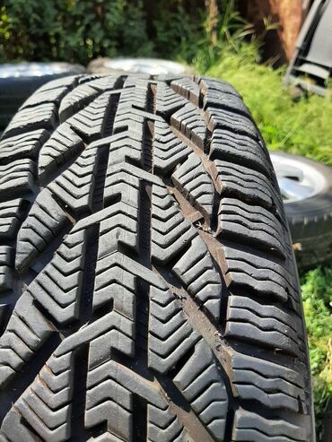 Gume i felne: 4 komada alu felne r15, sa 2 skoro nove i 2 polovne zimske gume. Na — 23