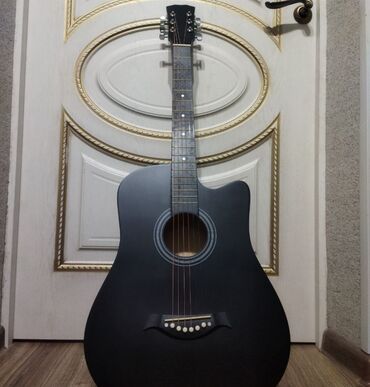 черная акустическая гитара: Срочно!! Акустическая гитара 38 размера. Идеально подойдет для